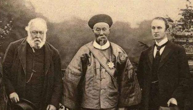 1901年，李鸿章死时，留给子孙10亿多元财产，没想到，52年后，他的孙子，43