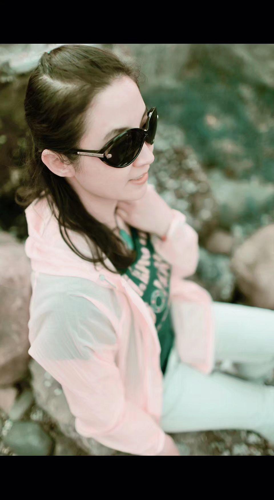 🕶️墨镜藏不住眼底星光✨ 风把发梢吹成诗行🌿 此刻连石头都在听她的心事