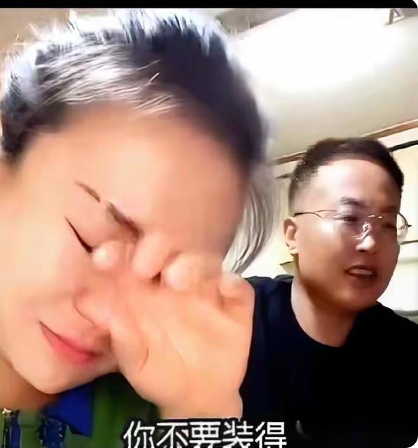 老杨自信变成了自大。路走的太艰难了！
    一婚气盛，抱着大腾净身出户；
  