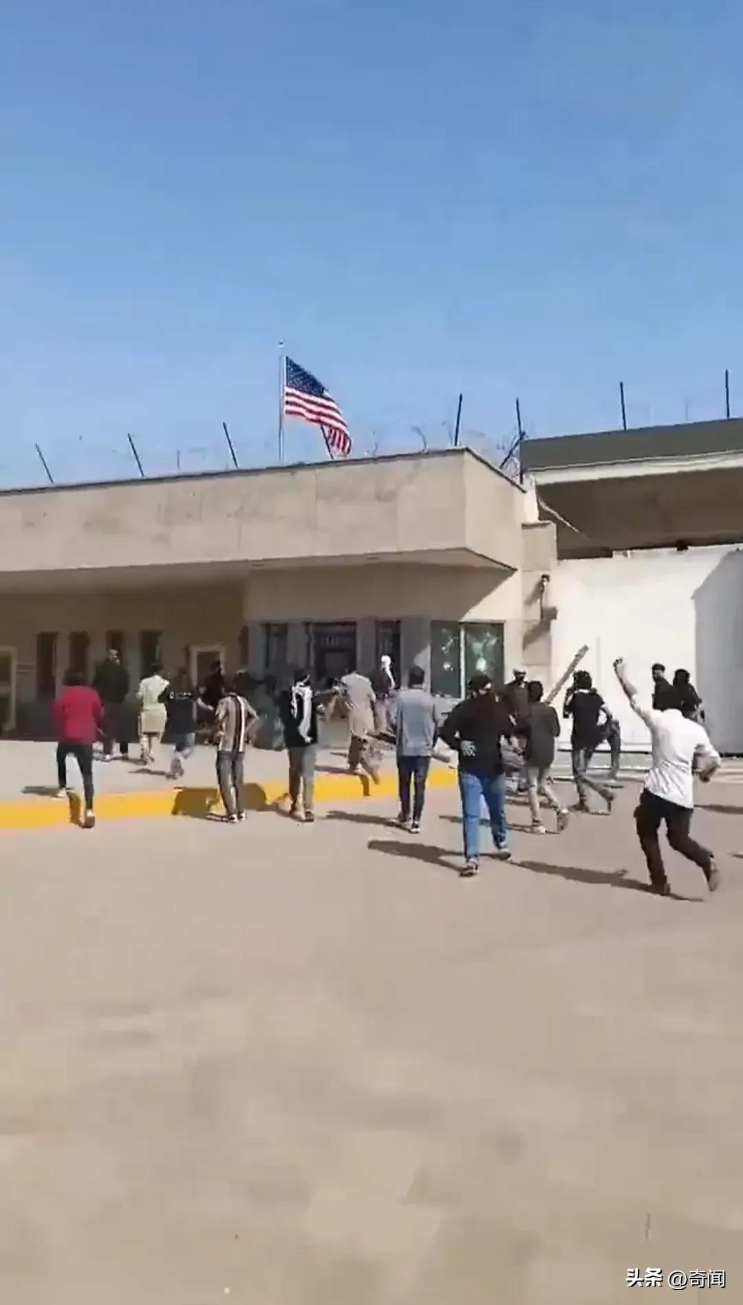 惨惨惨！支持哈梅内伊的巴基斯坦伊斯兰教徒对美国驻巴基斯坦大使馆发起冲击和打砸，结