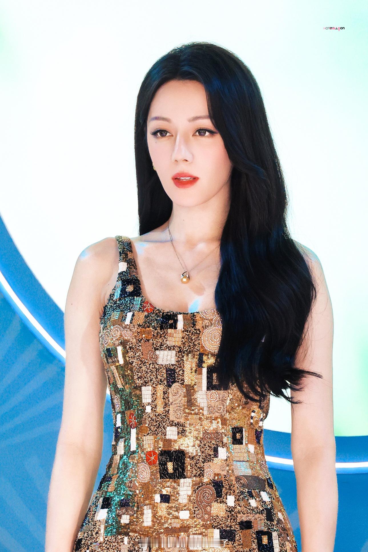 网传迪丽热巴团队重组招人 迪丽热巴真的太美了，爱丽丝天天吃这么好，从来不会为了热