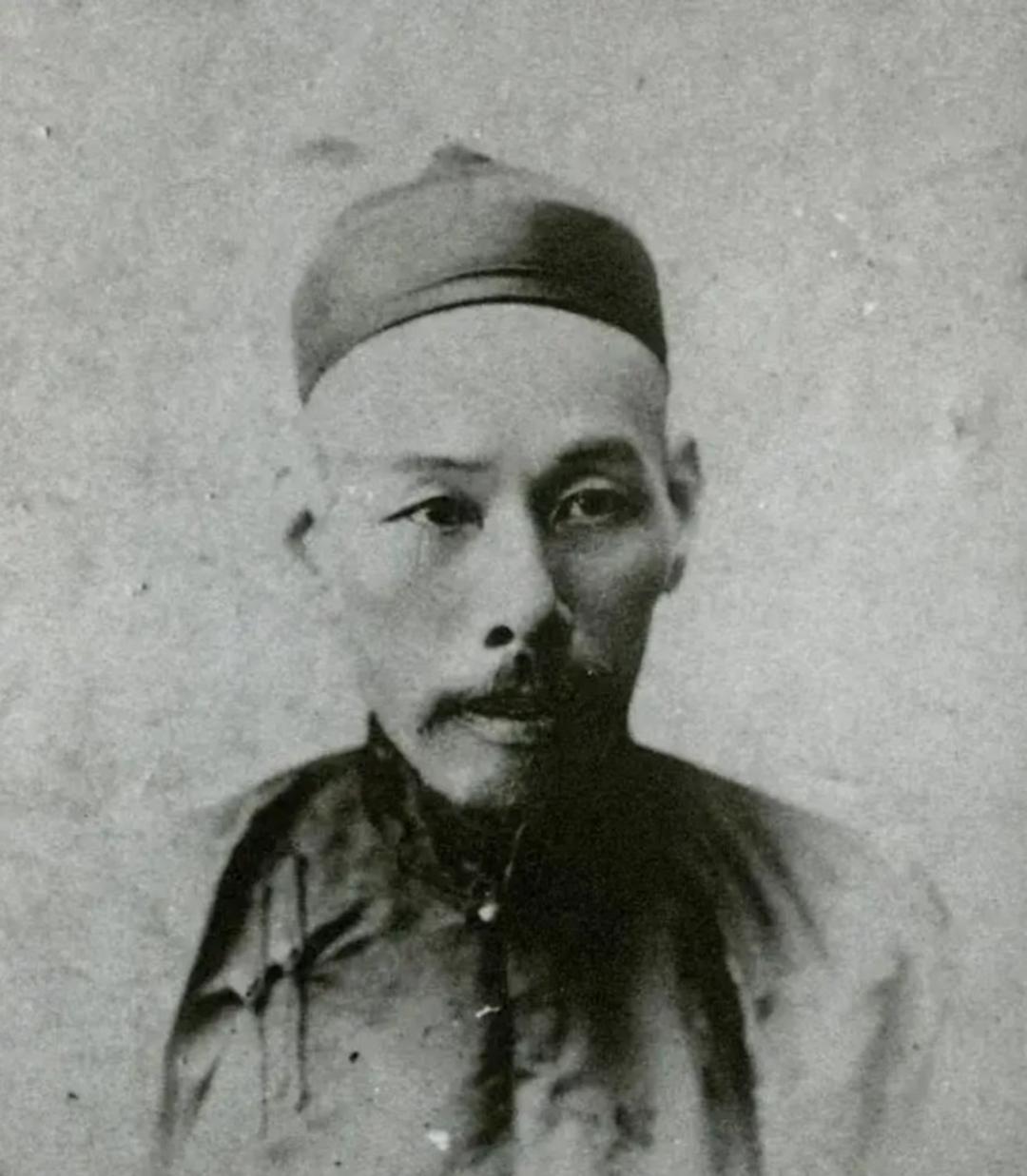 十岁那年，塾师以杜甫"一览众山小"命题，别的孩子还在琢磨怎么对仗工整...