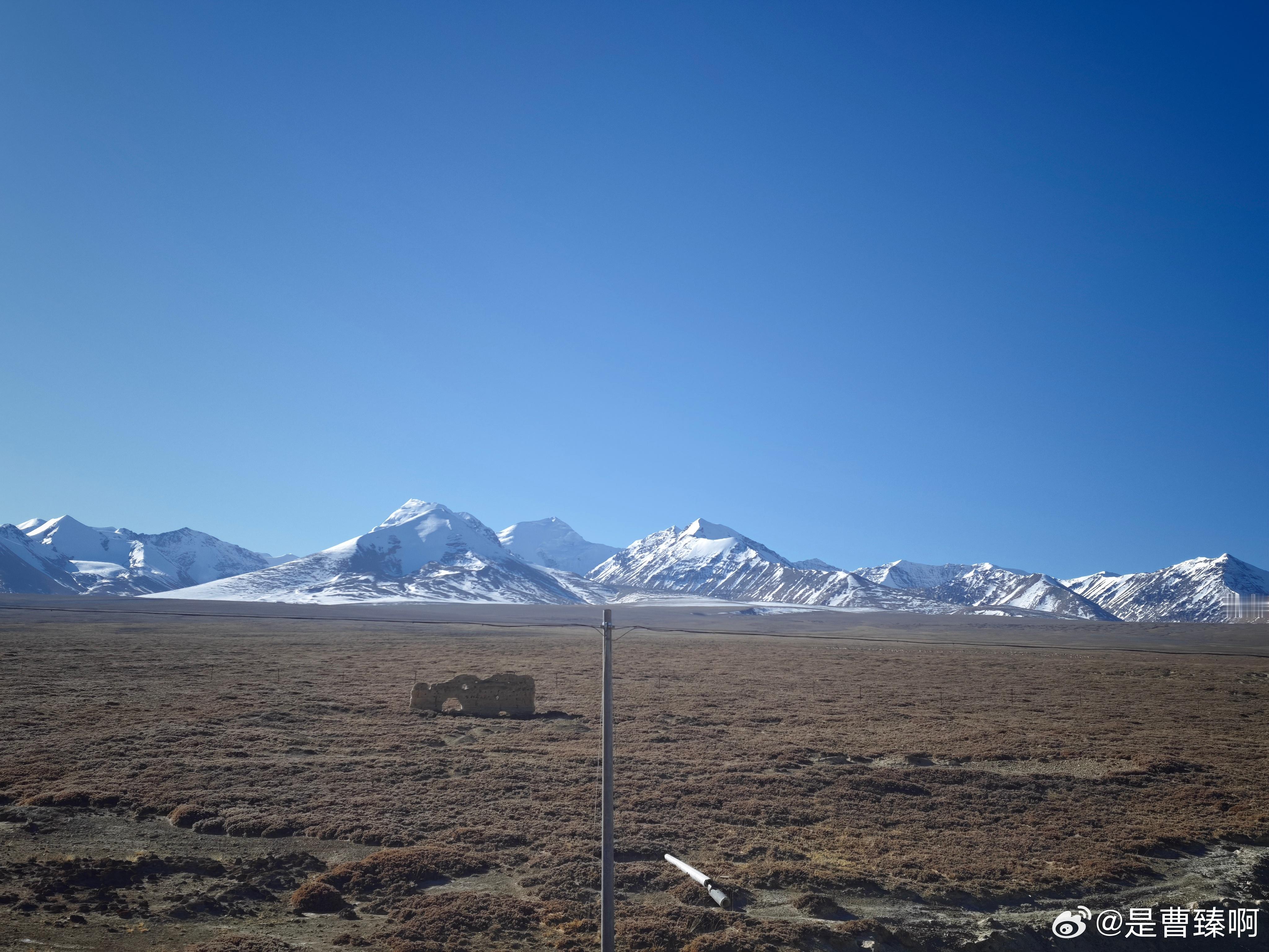 翻过远处连绵的雪山，就是尼泊尔和印度了。沿着G219一路前行，就像是视察我们的国