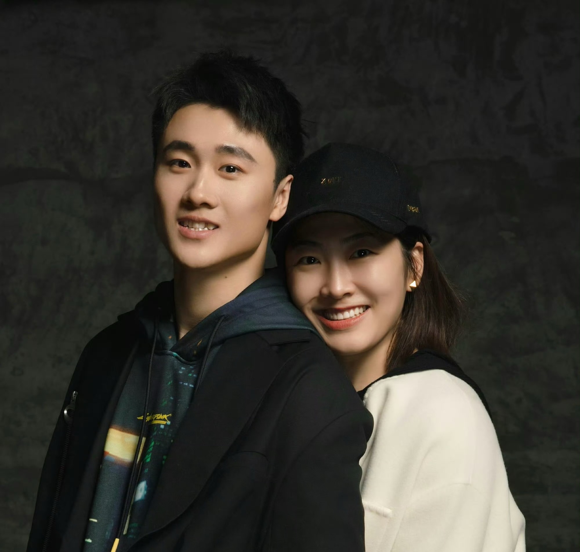 王心迪徐梦桃 金牌夫妻桃心组合滑最美的雪爱最美的人徐梦桃王心迪激情相拥金牌夫妇，