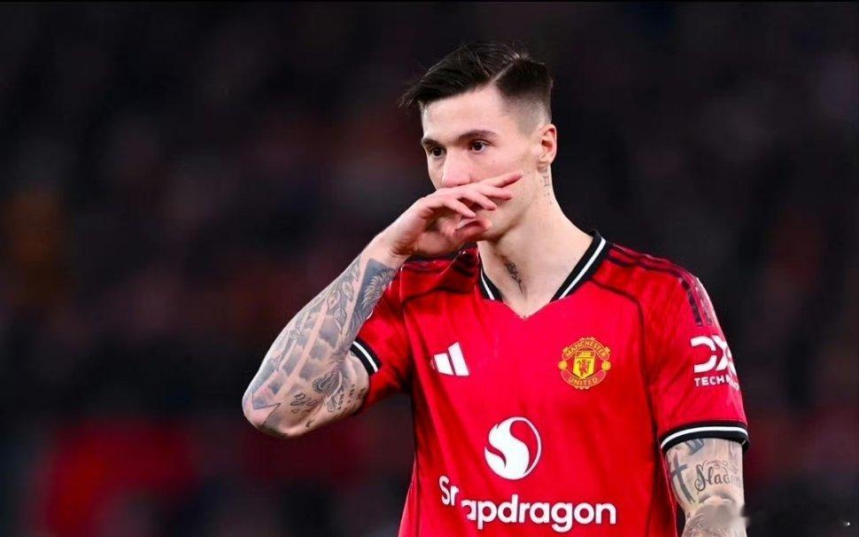 曼联球迷圣诞愿望清单：拿足总杯+欧冠资格，冬窗继续补强在圣诞节到来之际，英媒un