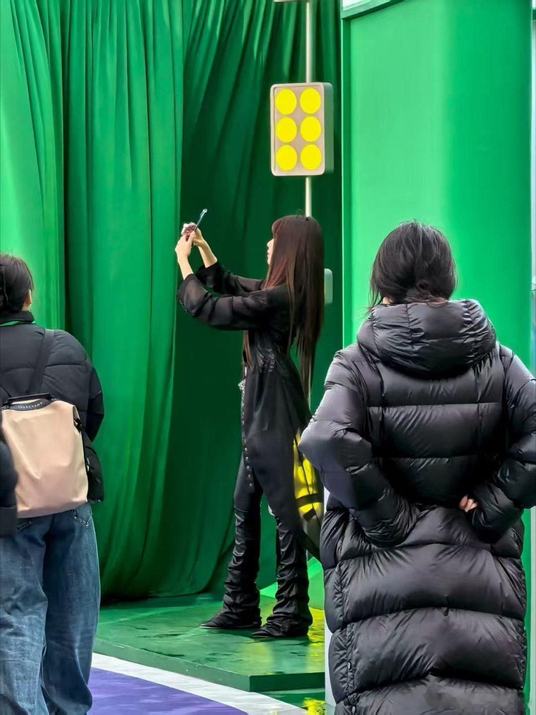 辣妹宋妍霏我笑纳了 宋妍霏的辣妹穿搭戳中我的审美 甜酷套装美式复古辣妹风够绝 新