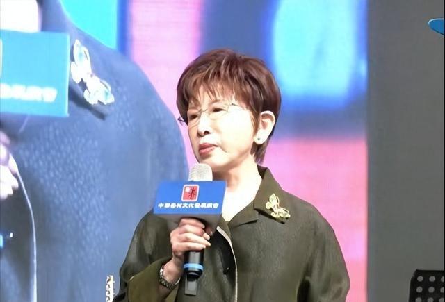 洪秀柱在眷村喊出“一中就是中国”，郑丽文坐主位没拦，韩国瑜低头喝汤。

一场本来