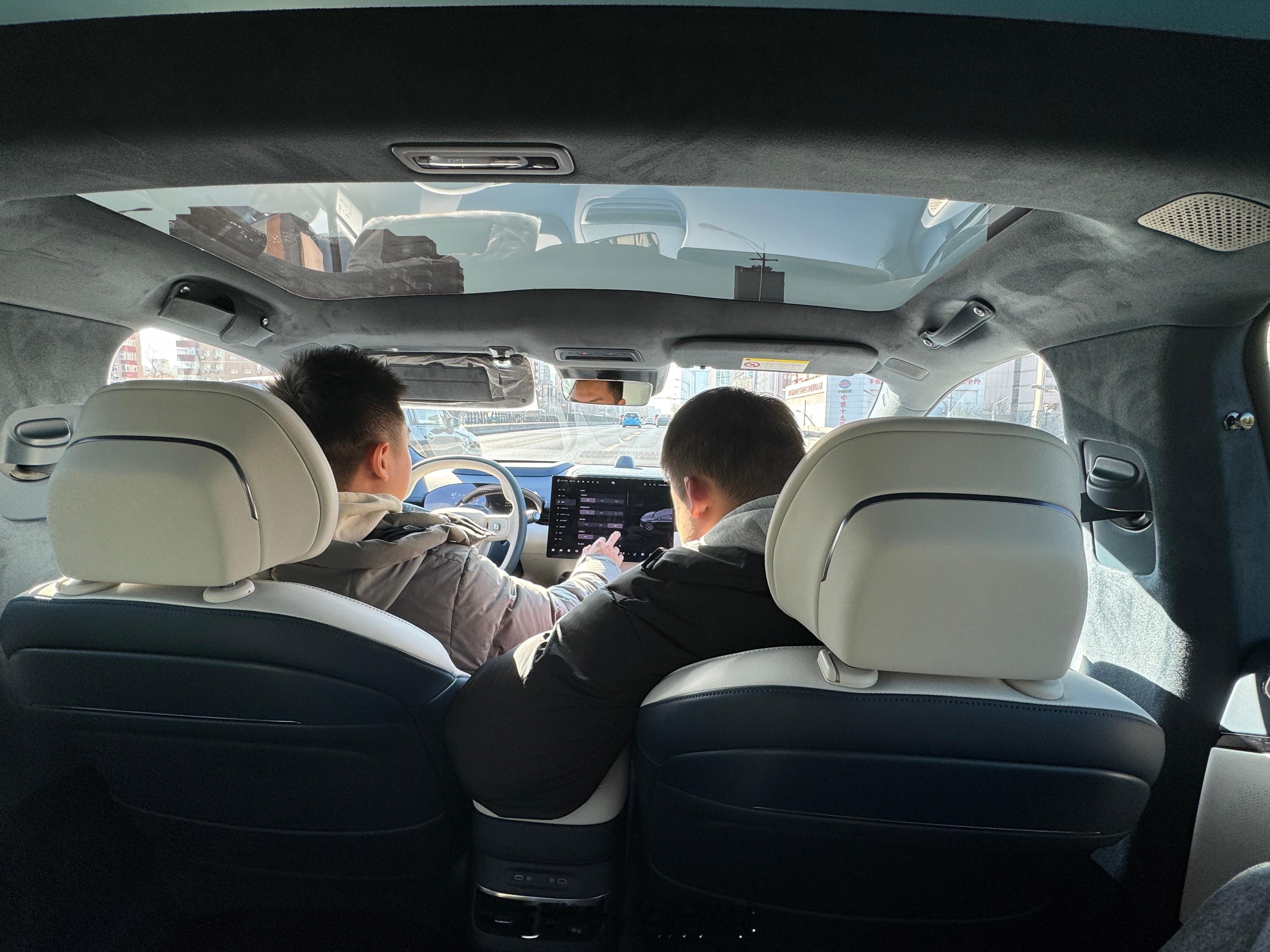 今天没开车，蹭小远的007回公司，后排舒适性还是可以的[馋嘴]  ​​​