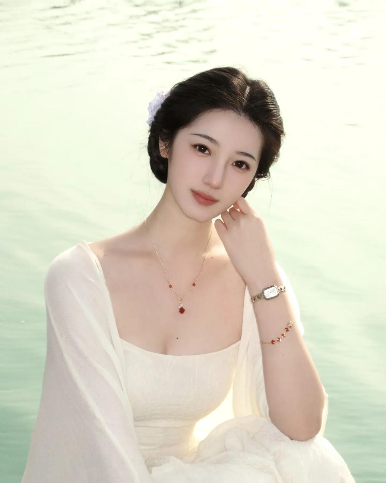 碧波荡漾处，佳人似画来。