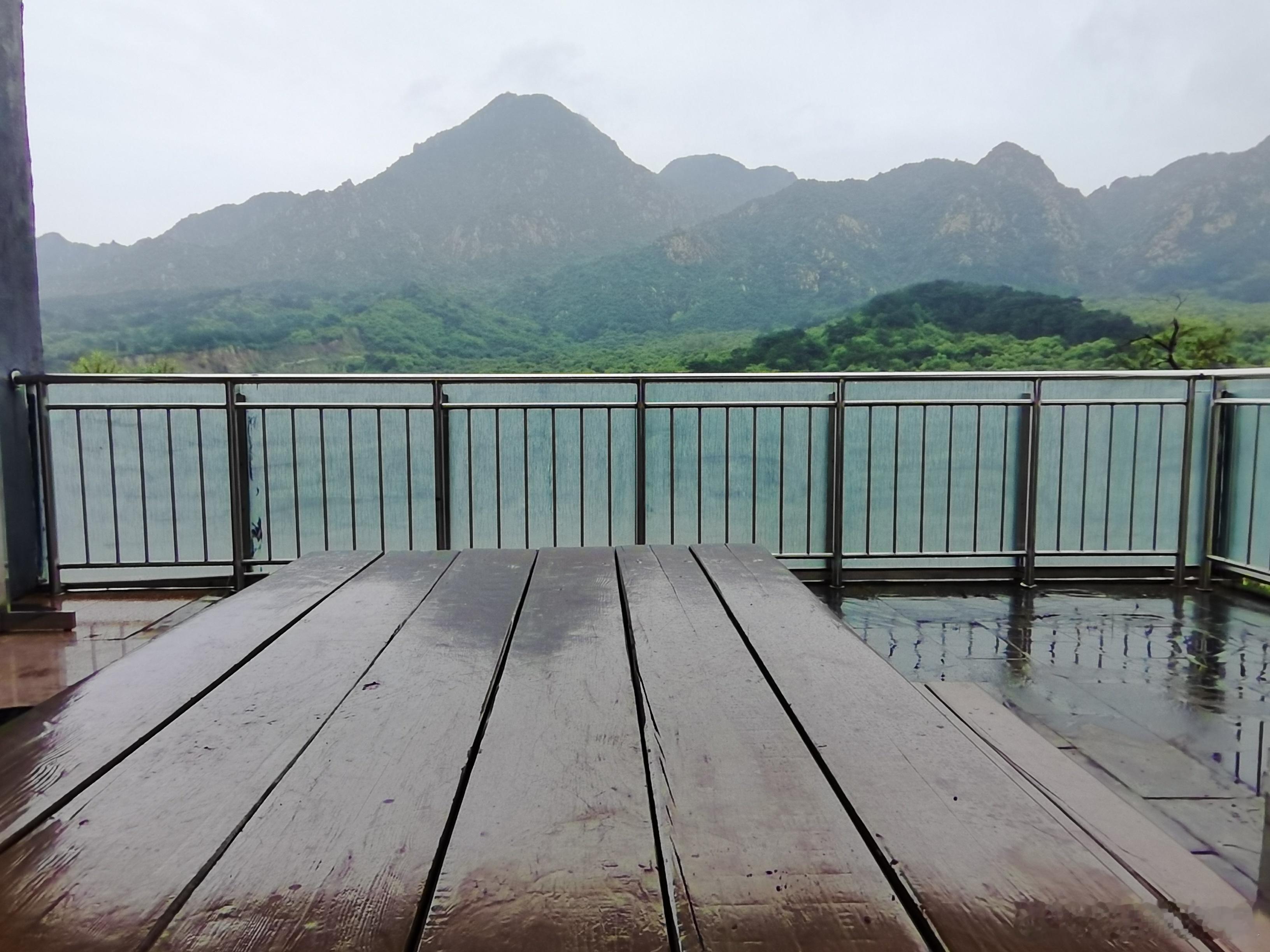 生活手记 看着雨中山景发发呆，等着吃午饭。 北京