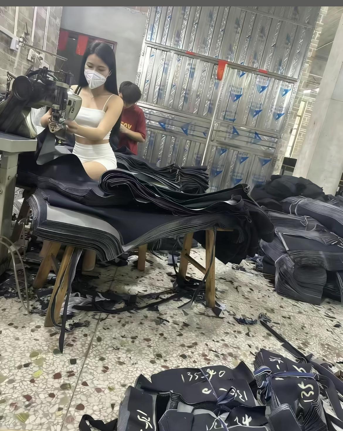 天气一热，厂花就穿上吊带，这可让工人们心猿意马，干活都没心思了。其实现在女性在职