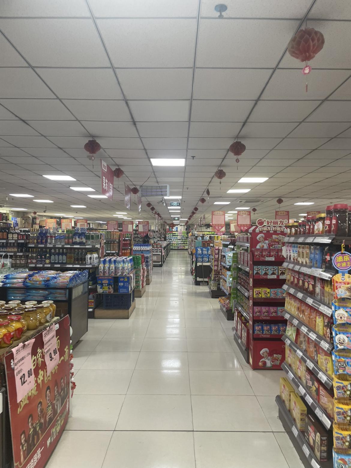 我看网购把实体店都要干掉了，你看这么大的超市，除了几个售货员看不见一个人影。
