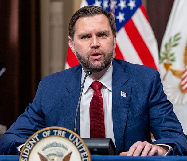 美国二把手终于发飙了！他直接放话：如果中国把美国超了，别怨中国，得怨美国领导人自