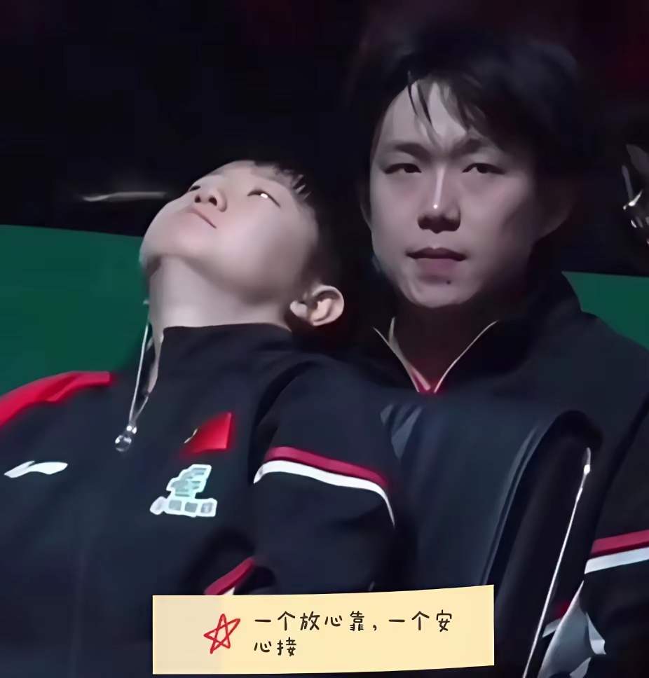 莎莎往后一仰，楚钦没闪没躲，脸就这么让着。镜头扫过去，满屏弹幕都在喊“磕到了”。