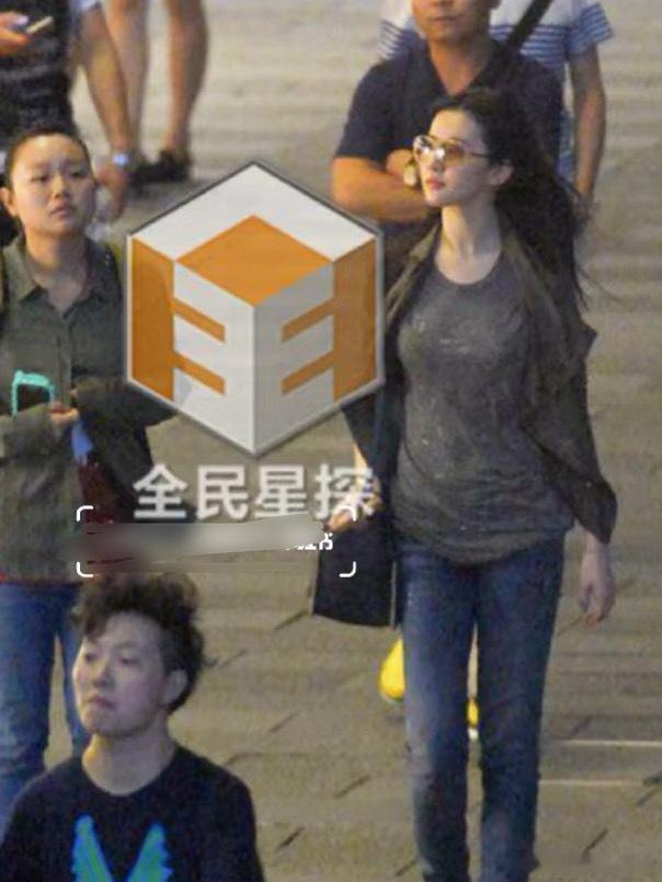 明星果然是明星，素颜没有任何装饰都盘靓条顺的 ​​​