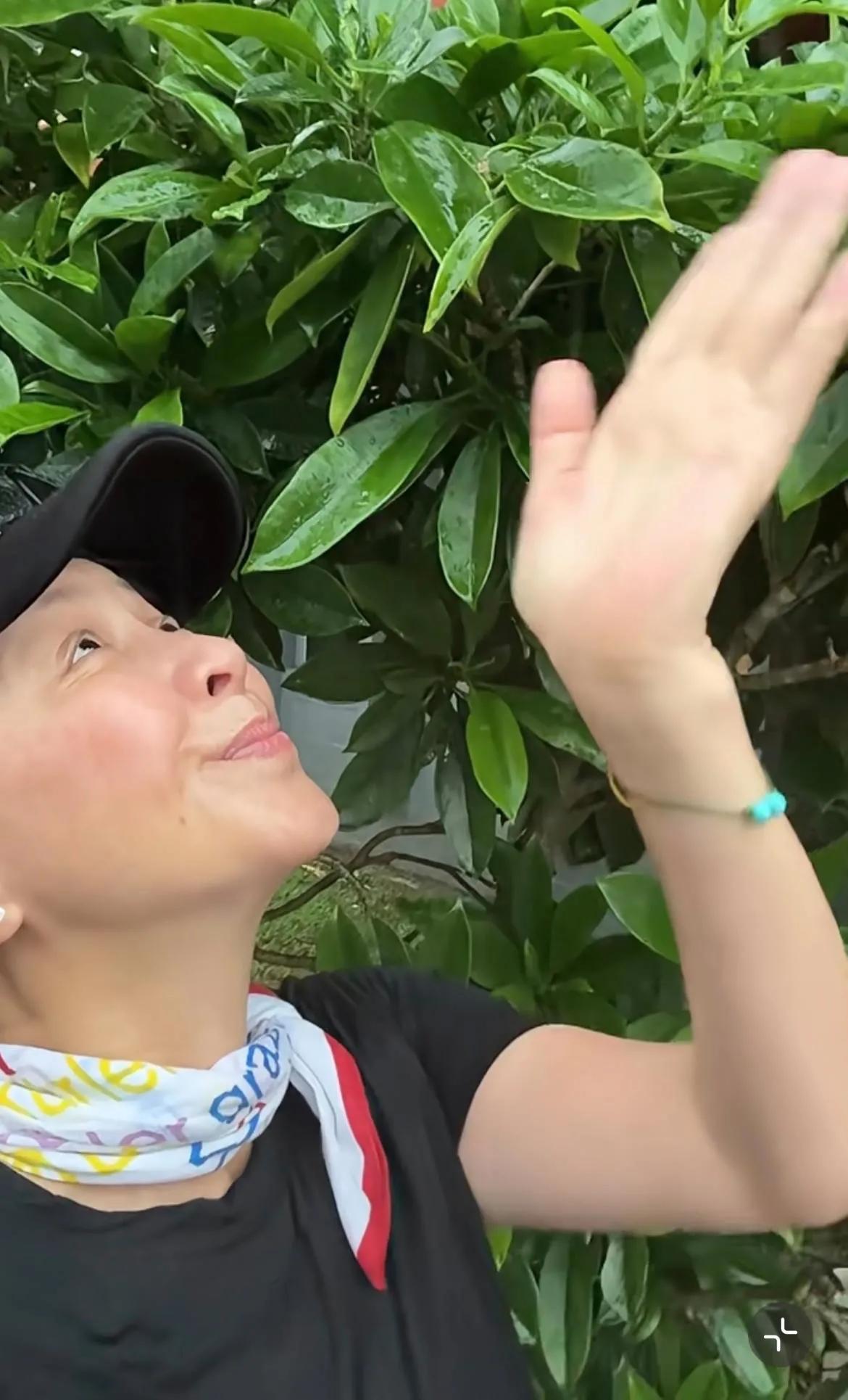 刘嘉玲雨天跑步，停下来感受大自然的馈赠，素颜的刘嘉玲面色红润、身材纤细，皮肤状态