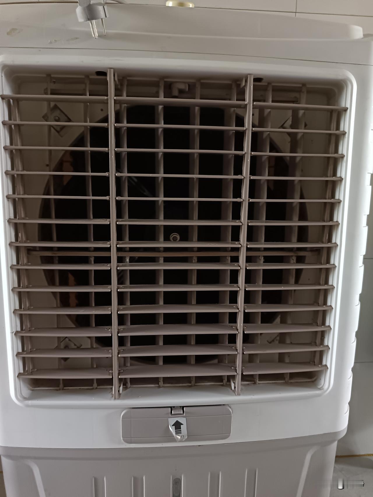 遇到难题了，请问大家：水空调里面的脏水怎么倒出来？

我的水空调用了几年了，里面