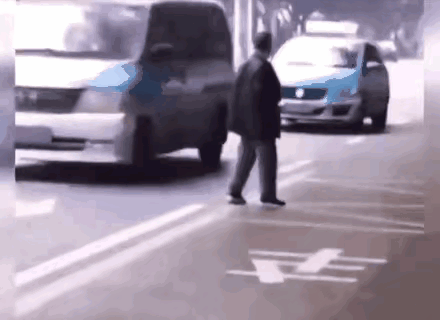 还好司机技术好，碰见这样的的人，一般人都反应不过来。画面显示一辆出租车行驶过来的