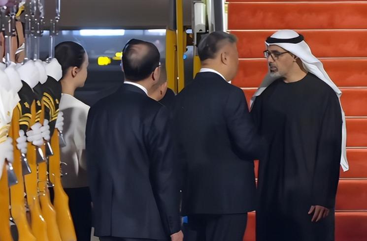 阿联酋速度很快，刚访华回来，高调表态：上万亿真金白银押注中国。
这种堪称雷厉风行