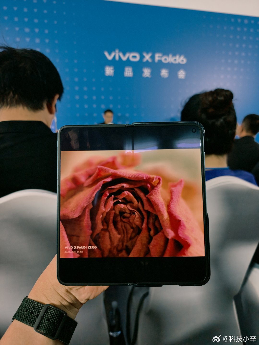 vivo X Fold6 发布会群访咨询了一下我做的这个，镜头倒装变微距的方案。