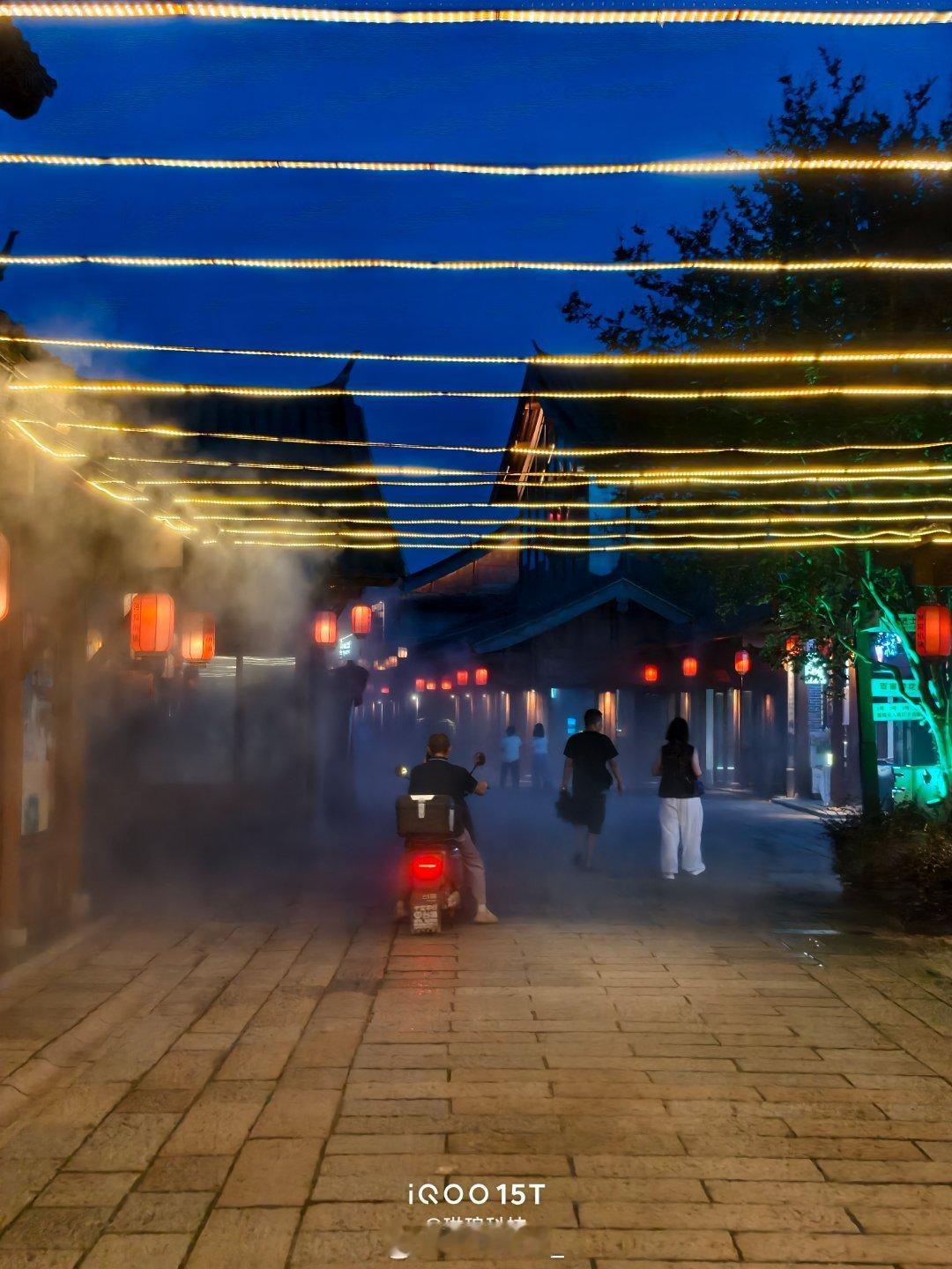 iQOO15T夜景实拍，长焦很能打，夜景灯火与舞台场景都稳稳出片iqoo15ti