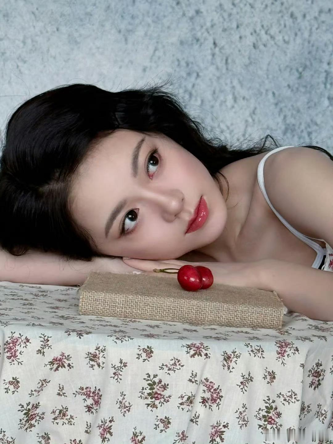 赵今麦造型师审美裙摆漾起午后的清凉，深得我心！ ​​​