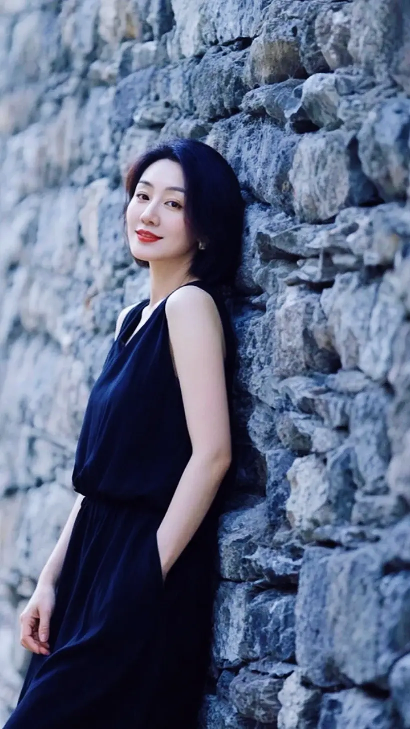 AI石墙倚立照 ai创作 玩法达人广告分成伙伴计划