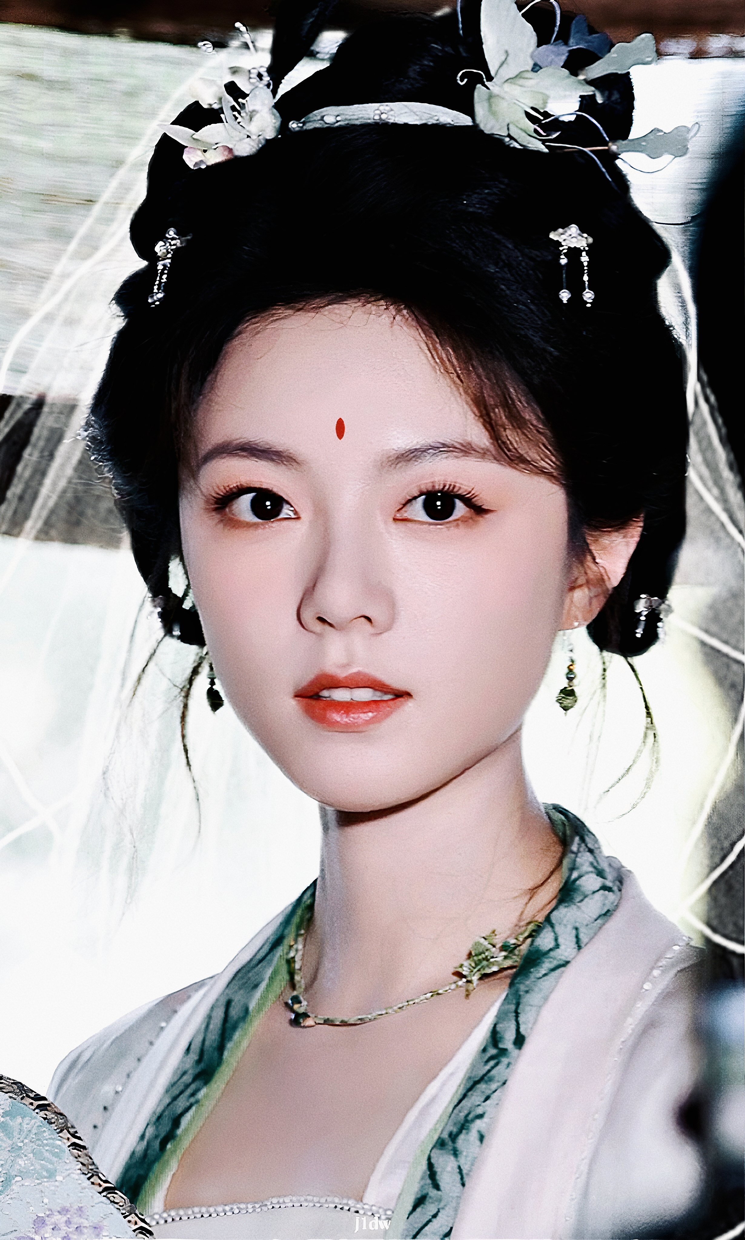 英台不是女儿身，因何耳上有环痕?耳环痕有原因，梁兄何必起疑云，村里酬神多庙会，年