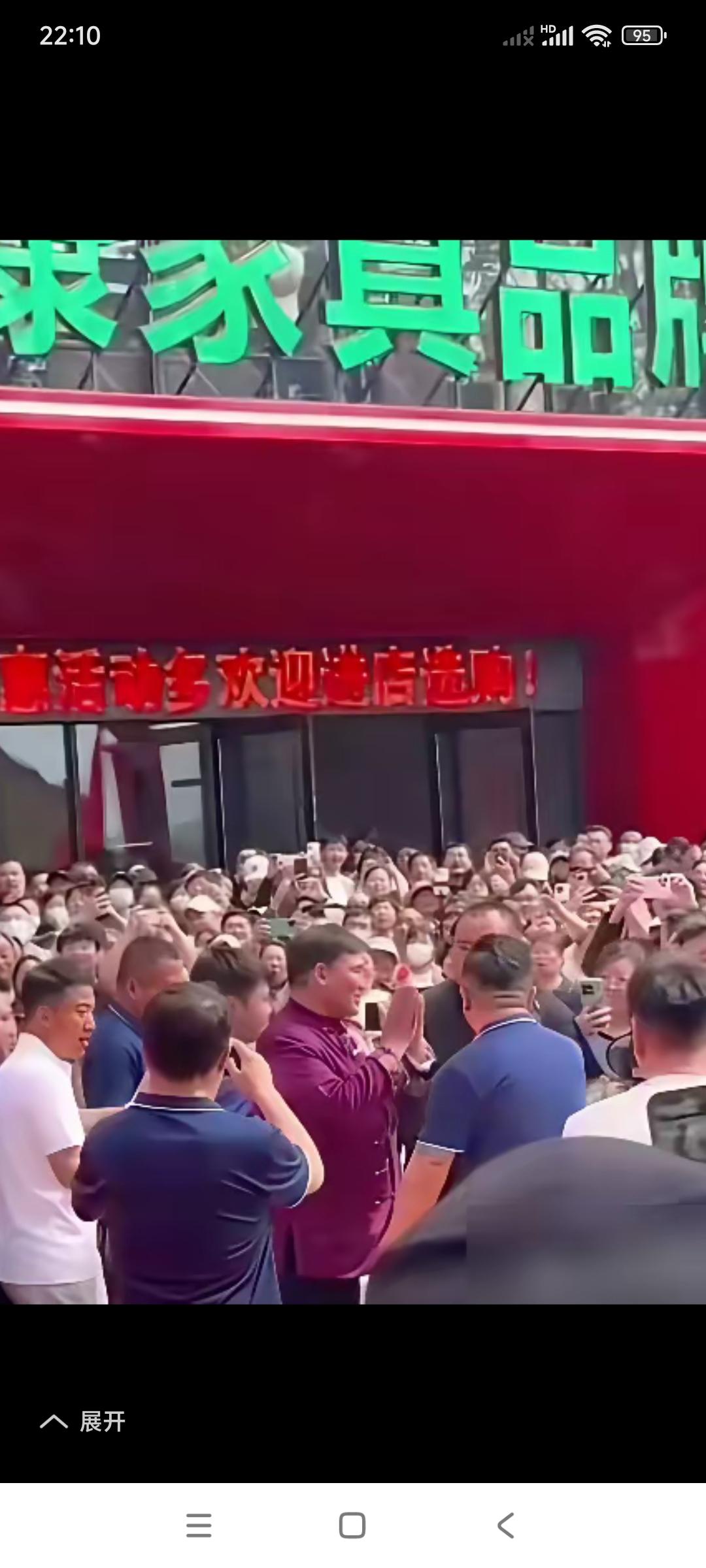 大衣哥朱之文现在真是个大人物儿了。

你们看这场面，主要是许多人，伸长了脖子在看