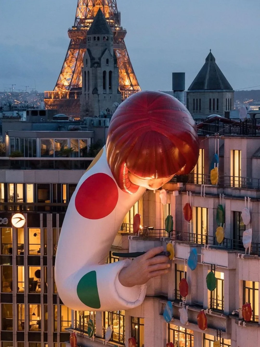 住巴黎香榭丽舍大街🎈一抬头竟被吓一跳！