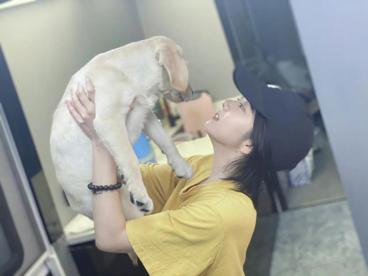 谭松韵黑棒球帽造型尽显活泼可爱，11月23号谭松韵分享了日常，戴着黑色棒球帽身穿