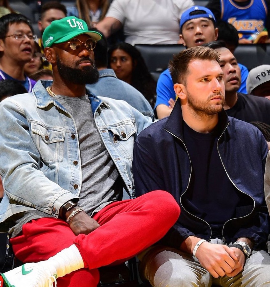 ESPN报道，如果詹姆斯想在下赛季继续留在湖人，湖人队可能会要求他大幅降薪！湖人