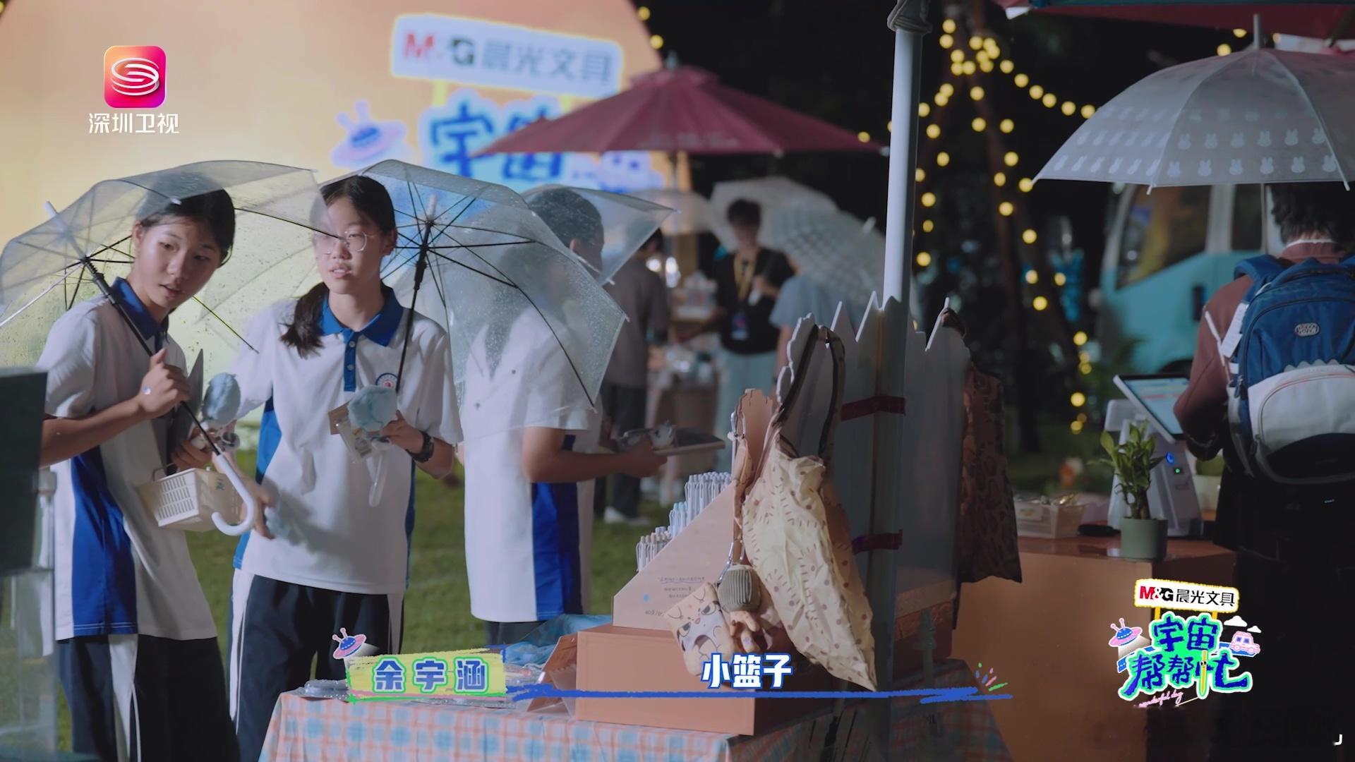 深圳暴雨零帧起手宇宙帮帮忙没有提前预告的暴雨突袭现场，晴好与风雨仅仅相隔片刻。嘉