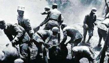 1945年5月，机枪手曾岳峰腿被炸弹炸伤，迫不得已他退往后方休息，谁知走到半路，