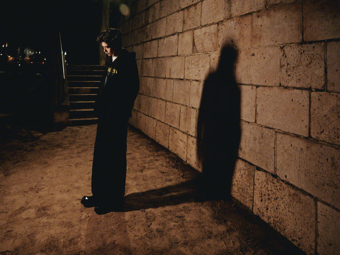 陈飞宇巴黎世家全球首穿陈飞宇巴黎时装周鲨疯了！巴黎世家全球首穿直接封神，妆造看点