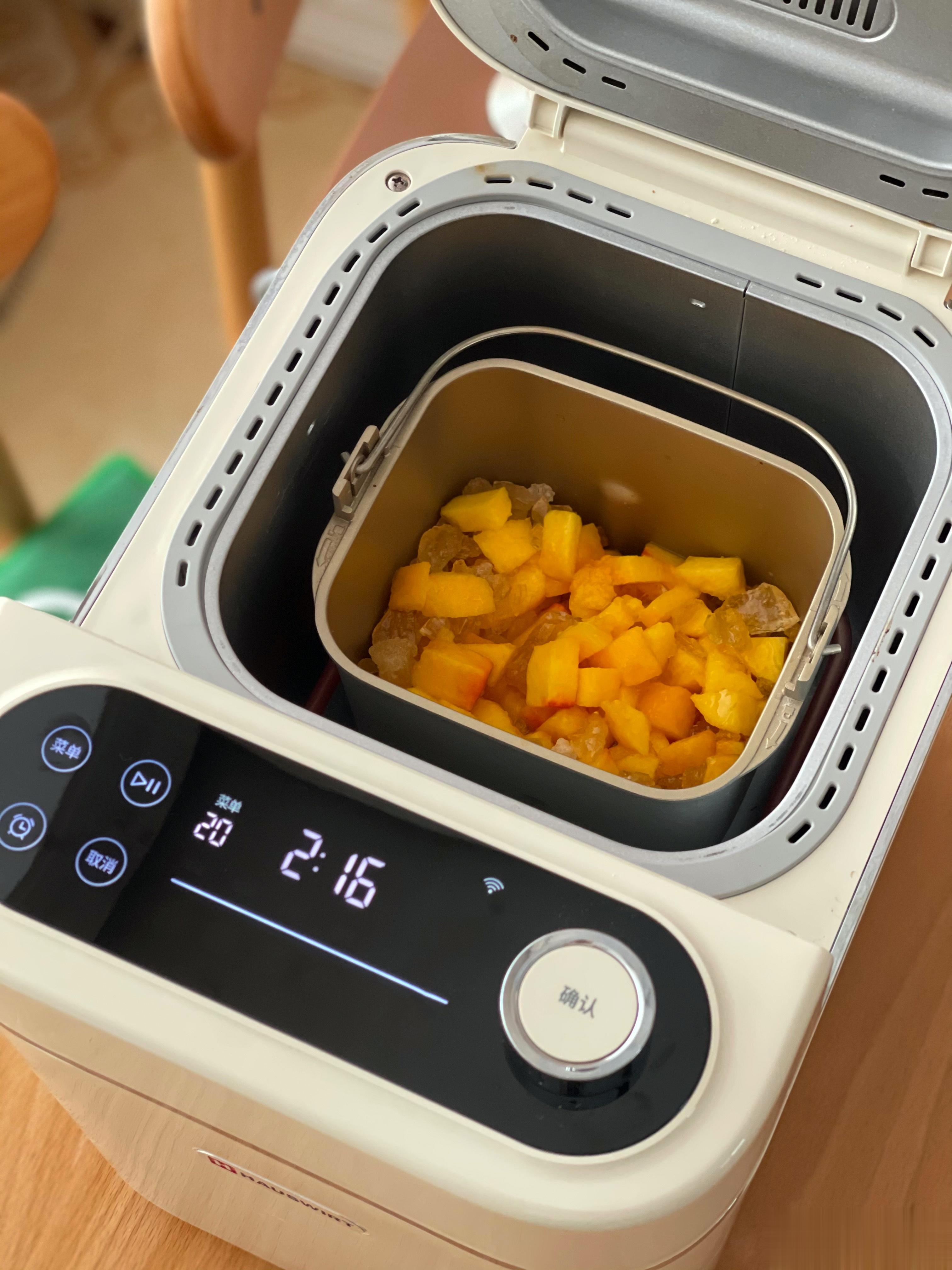 面包机好忙[哈哈]忙着做果酱，做酸奶，做吐司……家里有4个大黄桃，让它帮我熬一锅