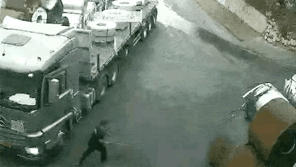 螳臂挡车，无知的勇敢，往往会把命也搭了进去。