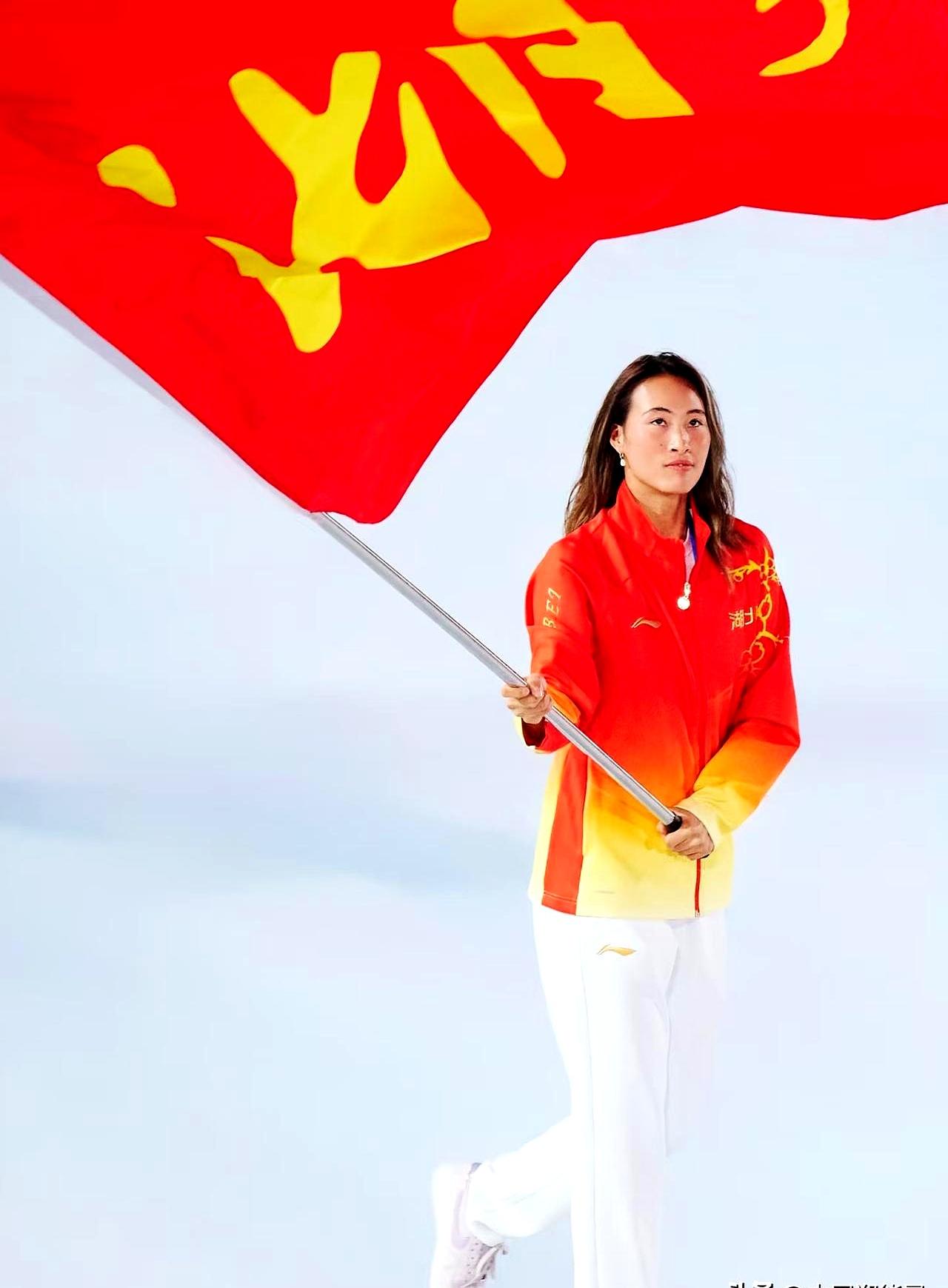 郑钦文退出全运会了，不是不想打，是腿伤还没彻底好利索——去年美网拉伤后，医生说至