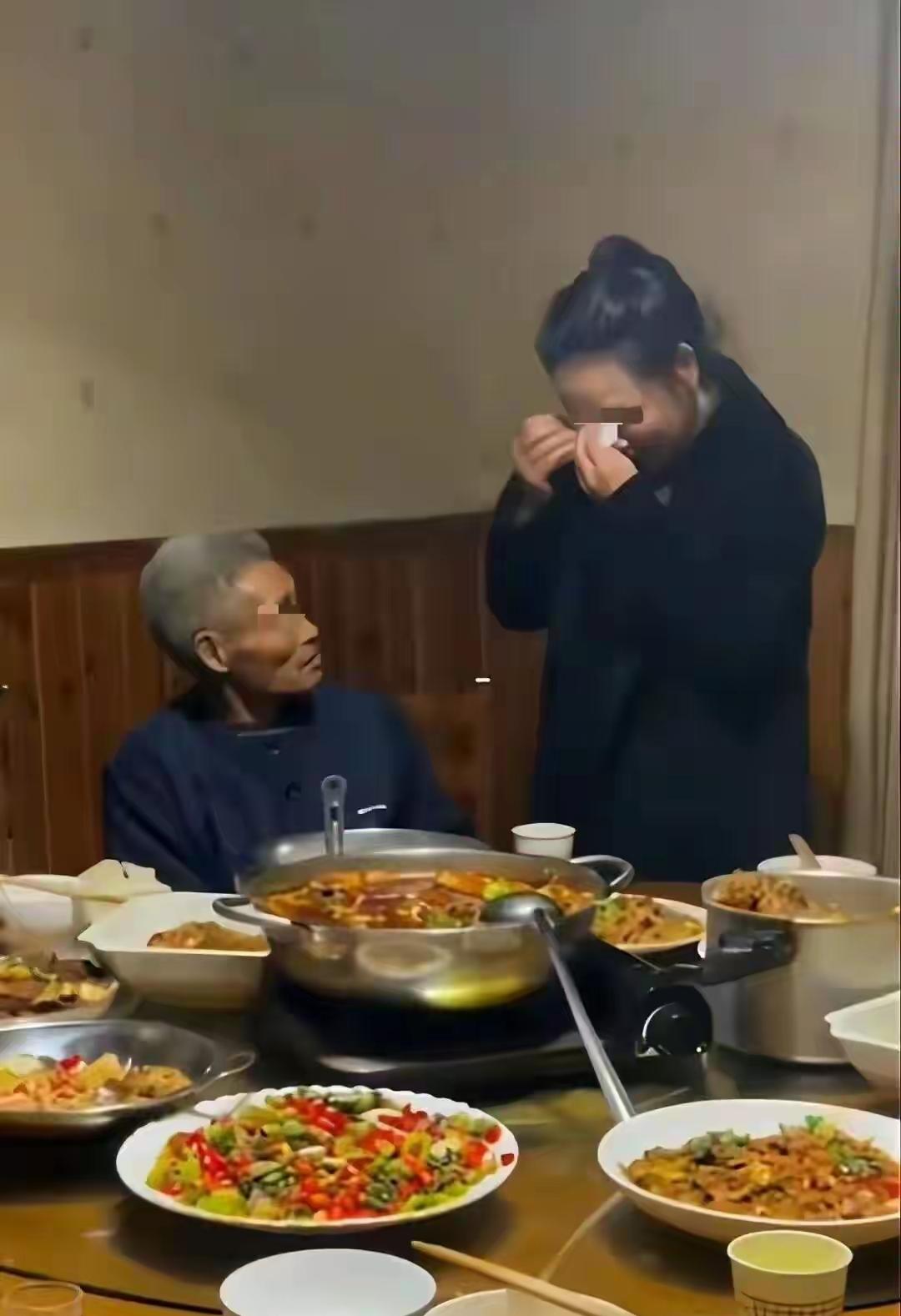 谁能想到，好心收留能被玩成免费压榨的骚操作？
 
69岁的金福春，寻亲30年、妻