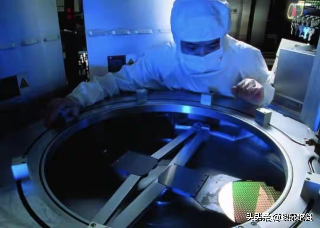 四家日企集体收紧光刻胶供货，国产胶能补上缺口吗

最近全网都在聊光刻胶断供，东京