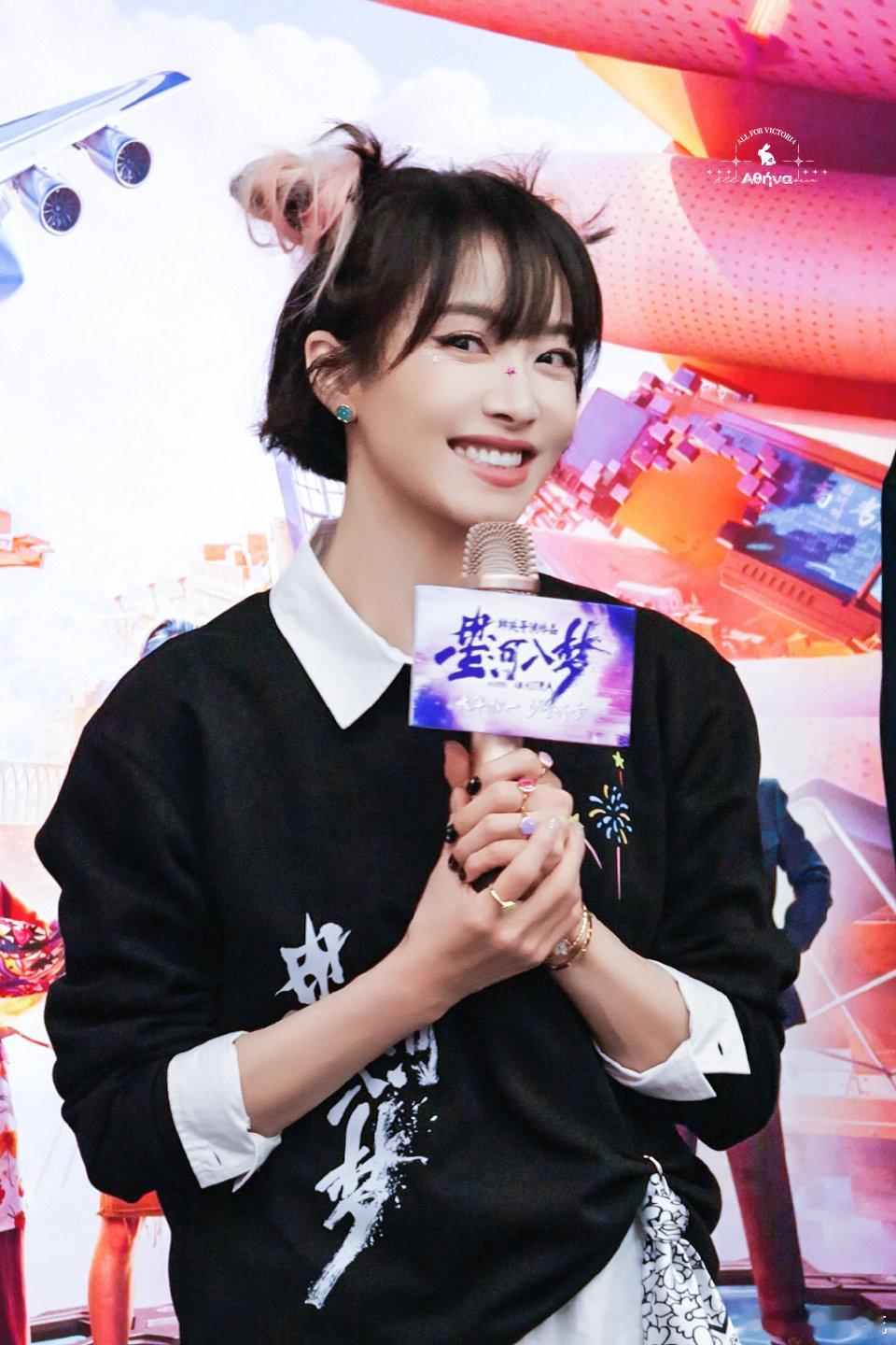 宋茜上一秒观众下一秒主角 谁懂路演这段有多可爱，宋茜温柔祝福粉丝新婚快乐，结果被