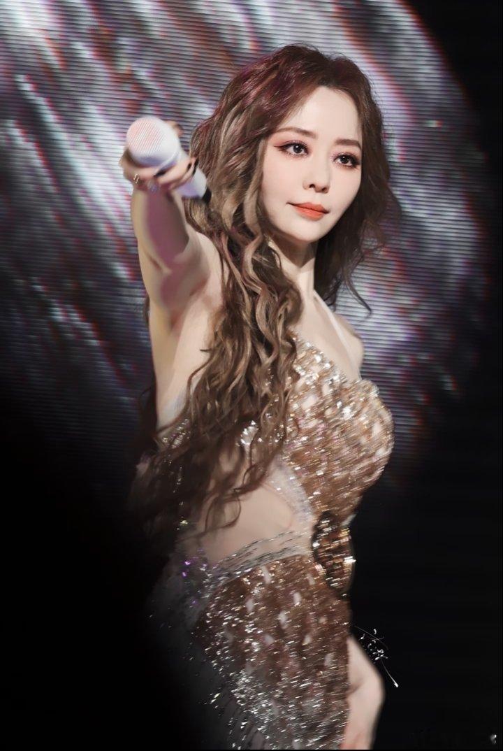 张靓颖和男友陈秋莳同框人家小两口帽子墨镜口罩全副武装，愣是被你们认出来了？这届网