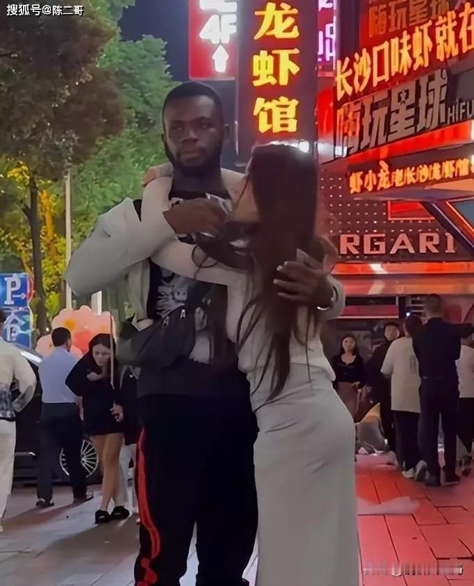 虚荣心真的能把人害惨。现在有些女人谈外国男友就倒贴，谈国内男友就要彩礼。
有女生