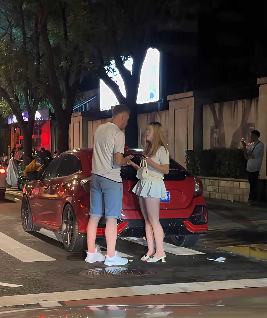 分享心动美照猜一下，她在和老外聊什么呢