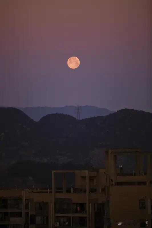 看到“月月月，月落西山”这个上联，感觉挺有意境的。月亮渐渐西沉，那画面感一下就出