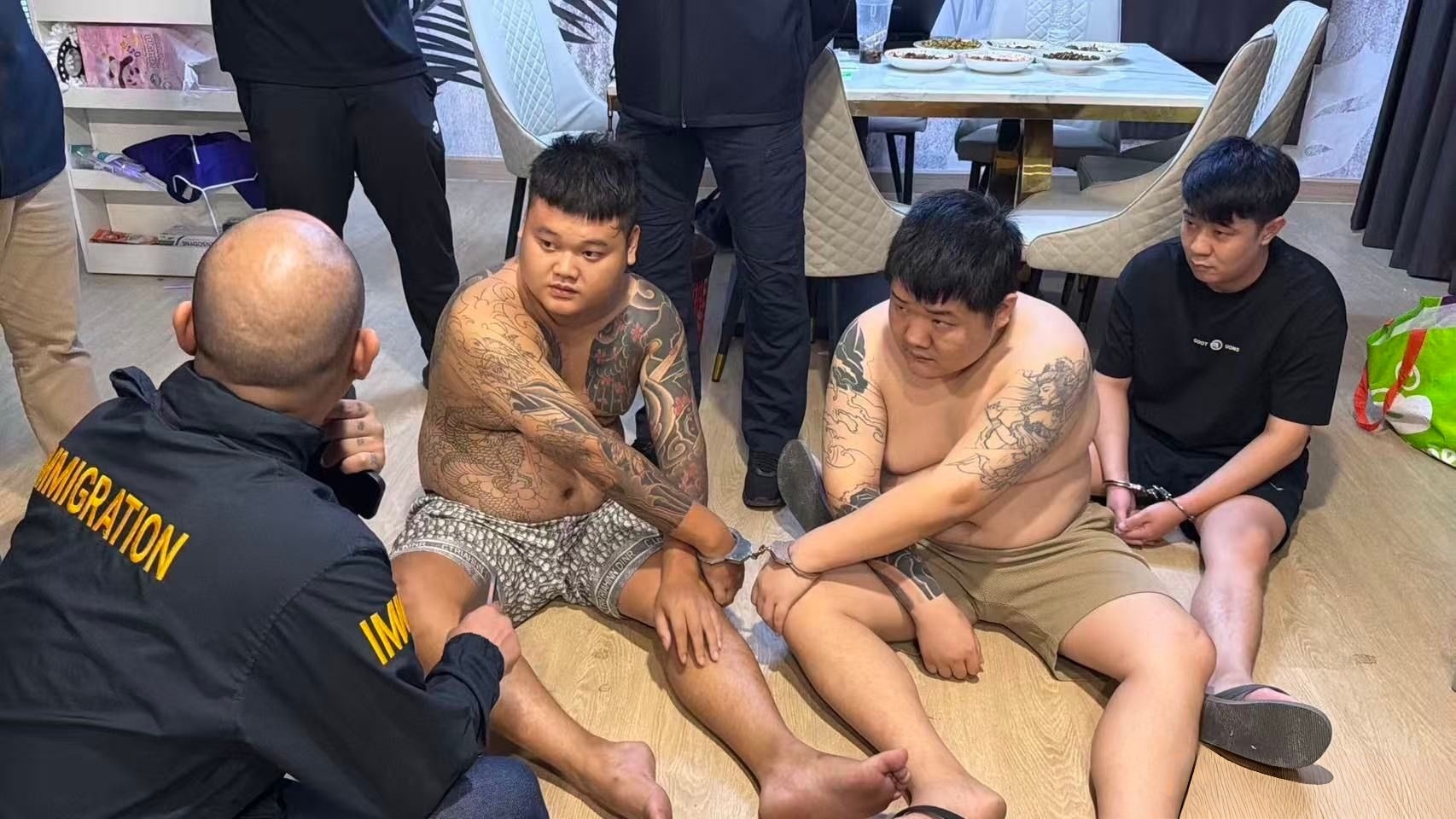 3名中国女子在泰遭诱骗锁链囚禁底线之下，没有底线        三名中国女子被“