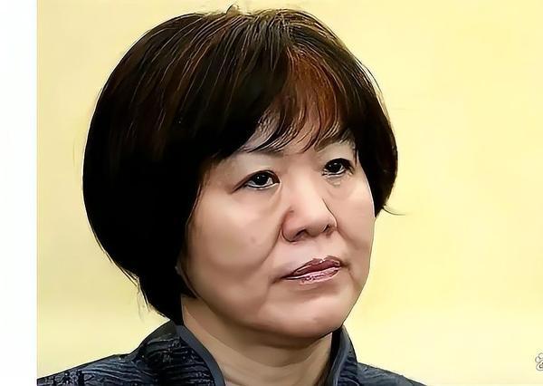 试问如今有谁能够请郎平回来帮助中国女排呢？排管主任赖亚文是没有这个能力的！为什么