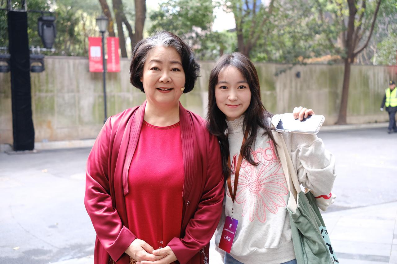 萨日娜拥有国民级的观众好感，不是靠人设滤镜，是表演、角色、个人品性多重叠加的结果