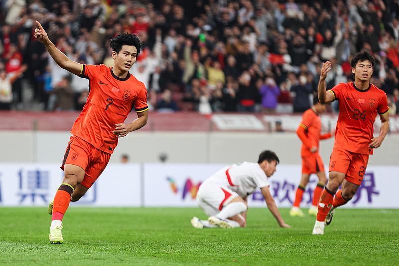 向余望点球破门，U23国足艰难战平朝鲜队

 
在3月28日晚进行的西安国际青年