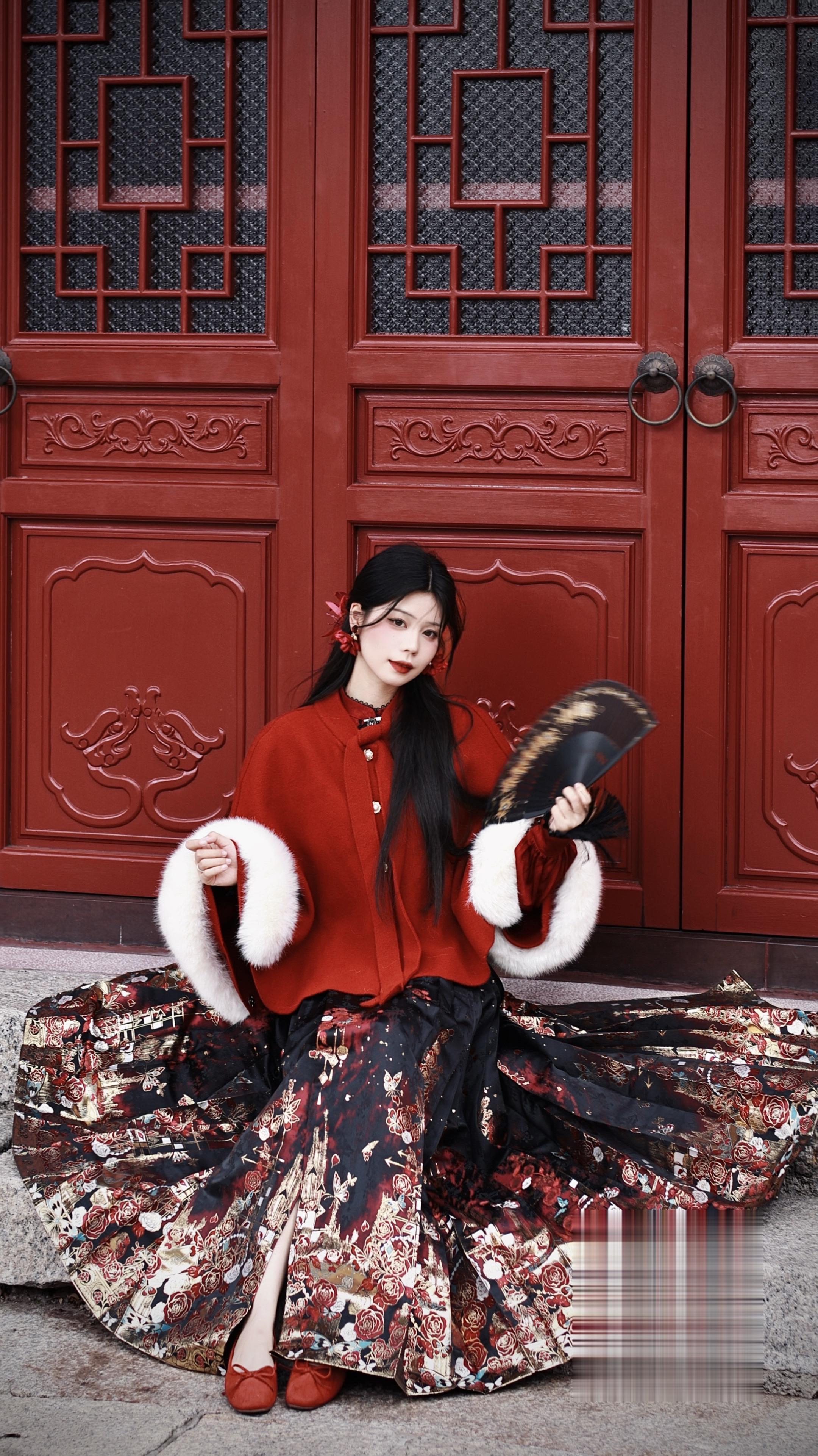 何须浅碧深红色，自是花中第一流。